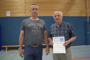 Der Ehrenvorsitzende Eugen Jung (rechts) gibt sein Amt an der Vereinsspitze an Ingo Schäfer ab. Ganz können die Ergenzinger Tischtennisspieler auf Jung aber noch nicht verzichten, er wurde zum zweiten Vorsitzenden gewählt. 